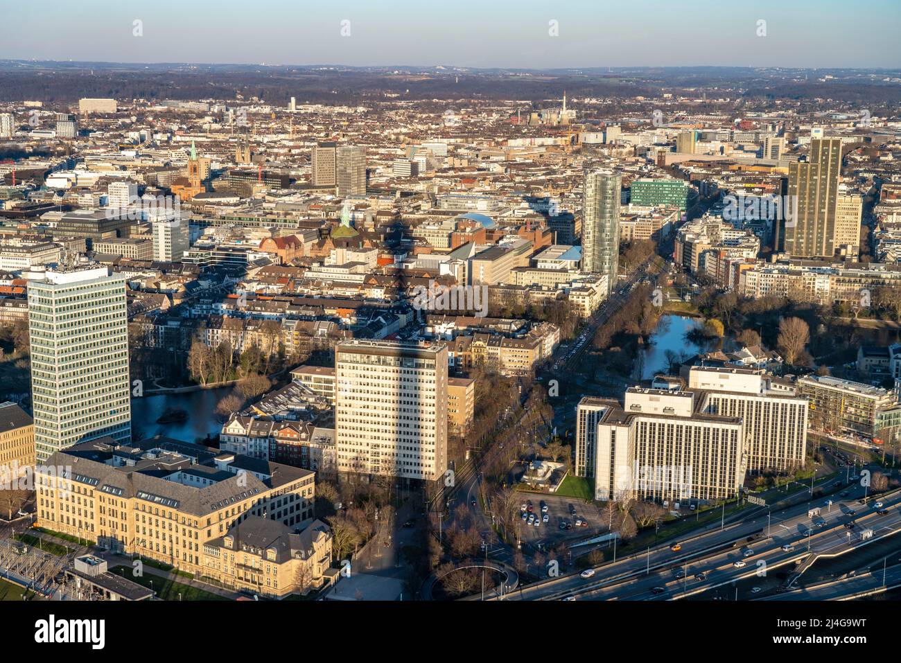 Vista sul centro della città di Düsseldorf, i distretti di Carlstadt e Friedrichstadt, Schwanenspiegel Teich, NRW, Germania, Foto Stock