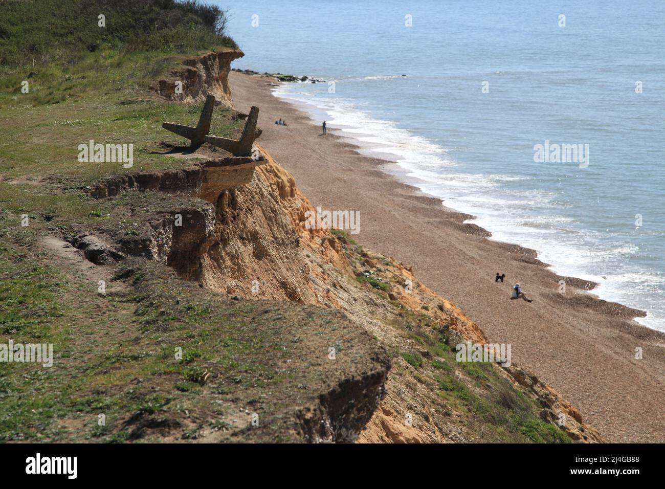 Effetti dell'erosione costiera a Barton sul mare, Hampshire Regno Unito Aprile 2022 Foto Stock