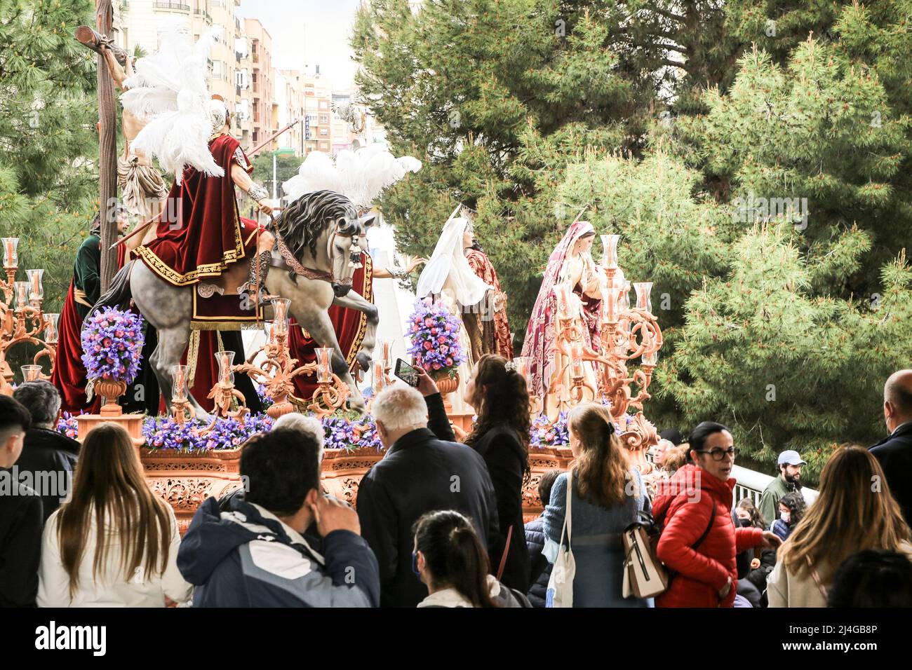 Elche, Spagna - 13 aprile 2022: Sfilata di Pasqua con portieri e penitenti per le strade della città di Elche nella settimana Santa Foto Stock