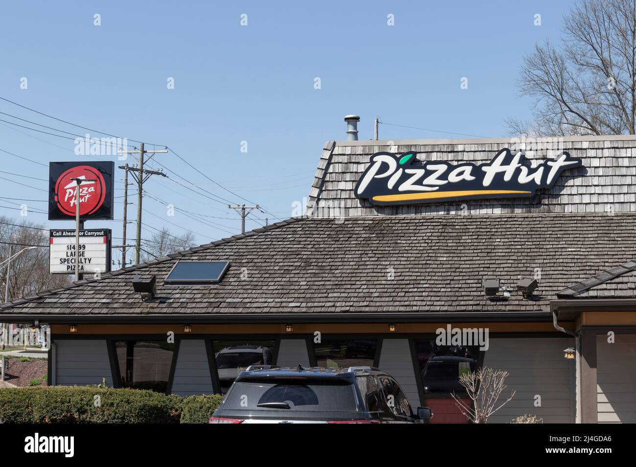 Logansport - circa Aprile 2022: Ristorante Pizza Hut. Pizza Hut offre consegna, da asporto e rickside Pickup pizza. Foto Stock