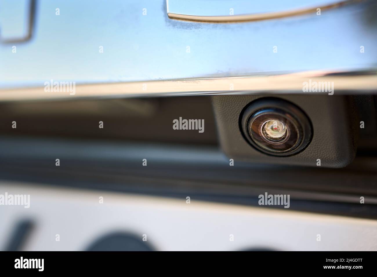 Telecamera posteriore auto sensore di parcheggio accessorio retromarcia veicolo nuovo spycam con gocce d'acqua. Telecamera posteriore per auto di lusso da vicino per il parcheggio Foto Stock