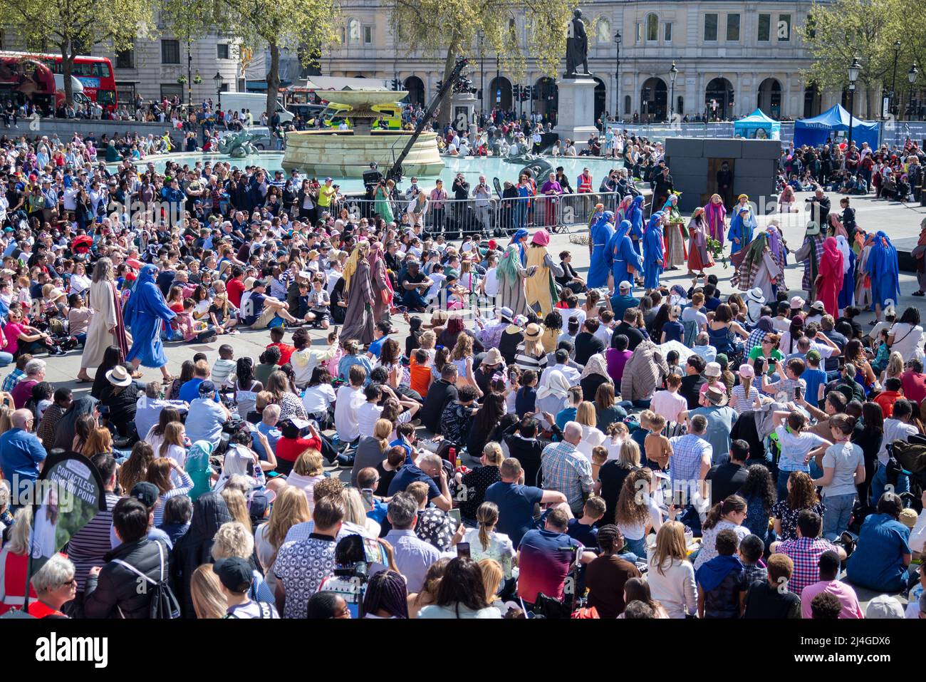 Trafalgar Square, Londra, Regno Unito. 15th Apr 2022. Per il Venerdì Santo di Pasqua il cast di Winterwall ha presentato la “Passione di Gesù”, una rappresentazione che segue la storia biblica di Cristo attraverso i “miracoli”, ultima cena, E la crocifissione per mano dei Romani, prima di risorgere e risurrezione, tutti usando Trafalgar Square come palcoscenico per l'evento pubblico libero. Cristo è raffigurato dall'attore James Burke-Dunsmore che ha giocato la parte per molti anni. Ampio pubblico Foto Stock