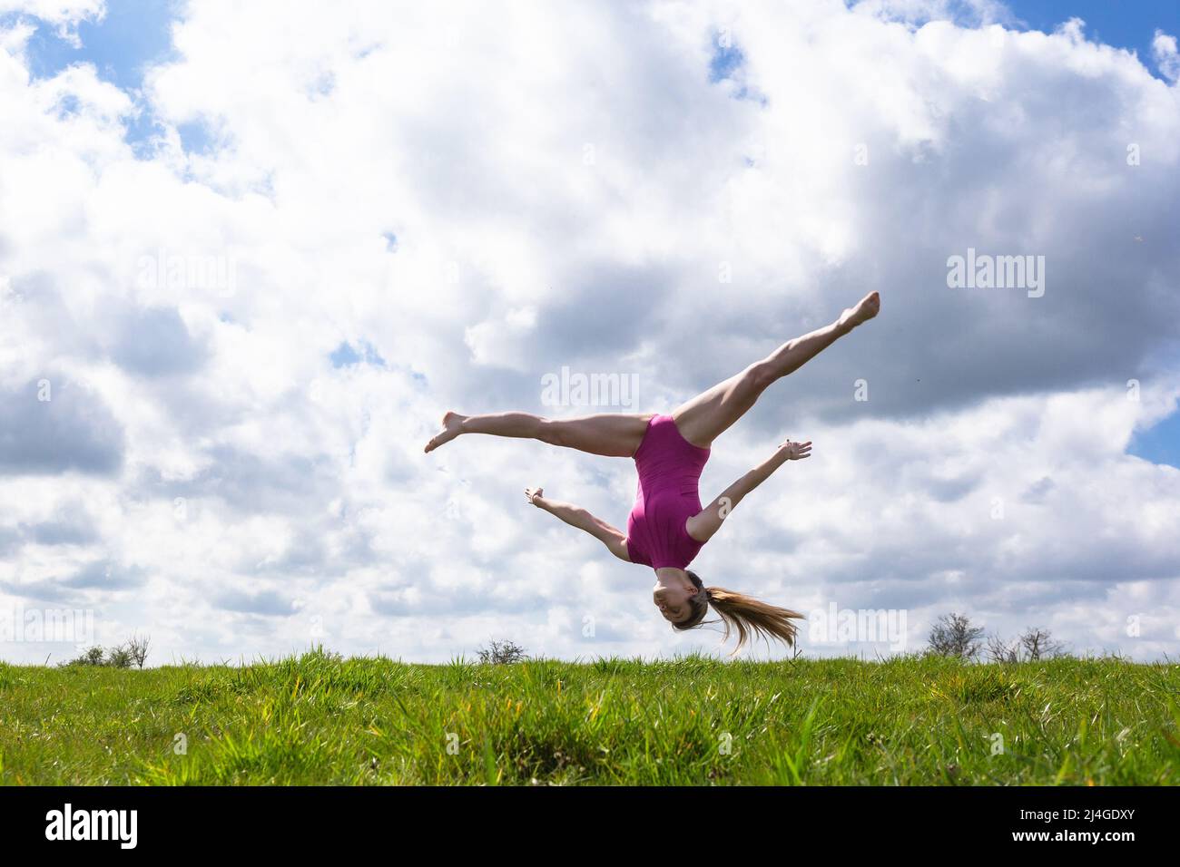 Birmingham, Regno Unito. 15th Apr 2022. Amelia Hubbard, studente di danza di 17 anni di Halesowen, West Midlands, si porta al parco nel sud di Birmingham per fare alcune mosse primaverili, come le temperature saliscono nel Regno Unito il Venerdì Santo. Credit: Peter Lopeman/Alamy Live News Foto Stock