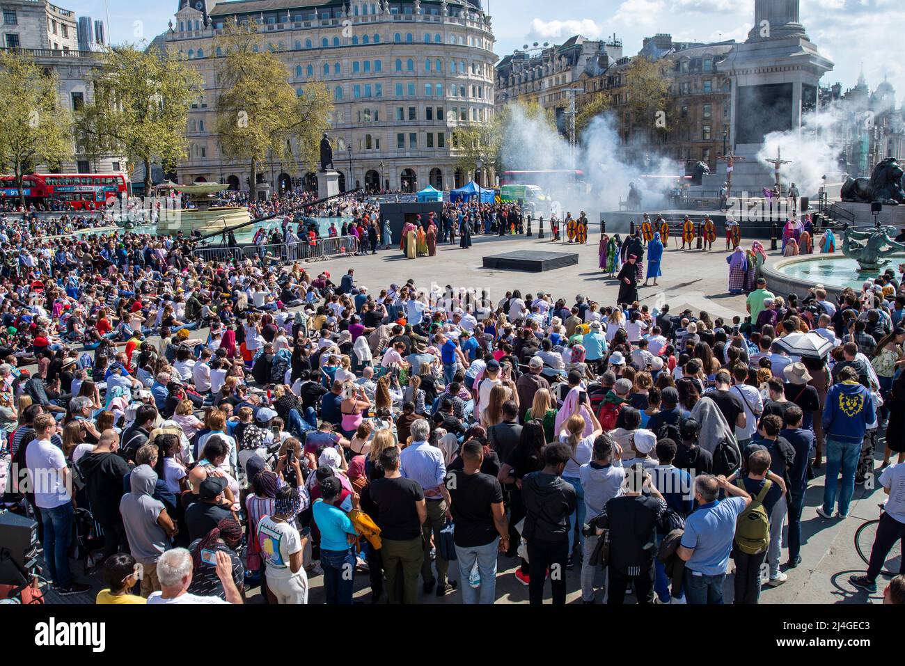 Trafalgar Square, Londra, Regno Unito. 15th Apr 2022. Per il Venerdì Santo di Pasqua il cast di Winterwall ha presentato la “Passione di Gesù”, una rappresentazione che segue la storia biblica di Cristo attraverso i “miracoli”, ultima cena, E la crocifissione per mano dei Romani, prima di risorgere e risurrezione, tutti usando Trafalgar Square come palcoscenico per l'evento pubblico libero. Cristo è raffigurato dall'attore James Burke-Dunsmore che ha giocato la parte per molti anni. Ampio pubblico Foto Stock