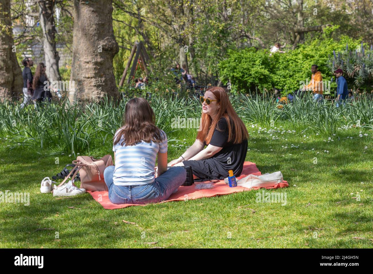 Londra, Regno Unito. 15th Apr 2022. Le persone approfittano dell'ombra e della quiete nel St James Park quando le temperature raggiungono i 22c. Penelope Barritt/Alamy Live News Foto Stock