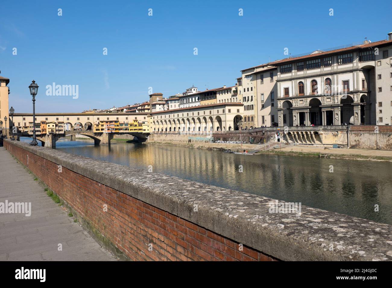 Vista lungo il fiume Arno fino al Ponte Vecchio a Firenze Foto Stock