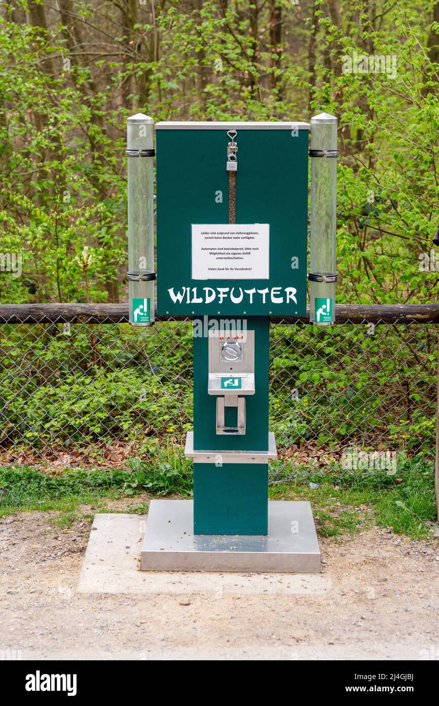 Parco faunistico nella foresta di Grafenberger, distributore di mangimi selvatici Foto Stock