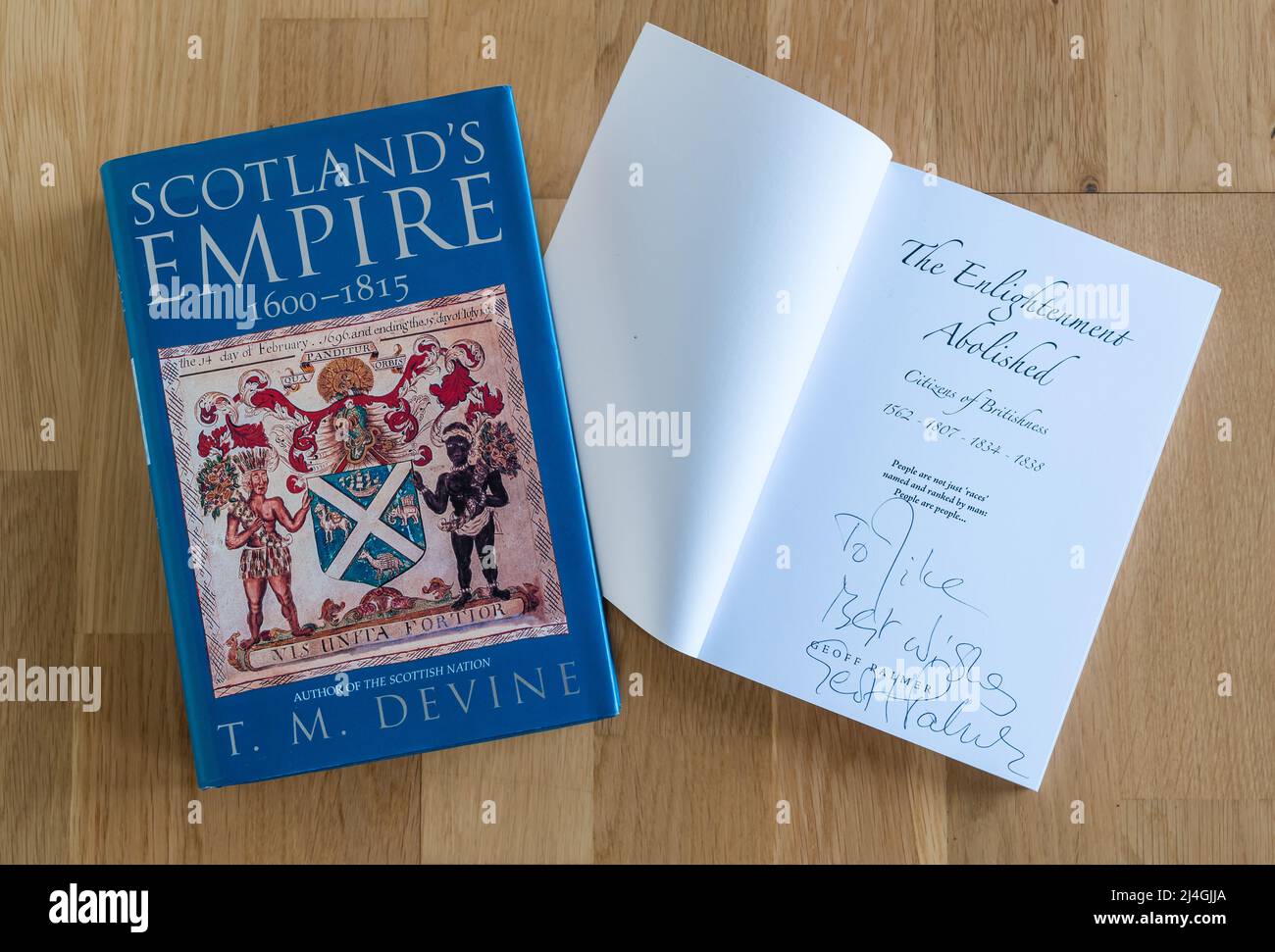 Libri di autori Sir Tom Devine & Sir Geoff Palmer (autografato) che discutono dei link di Edimburgo alla schiavitù e al razzismo, Scozia, Regno Unito Foto Stock