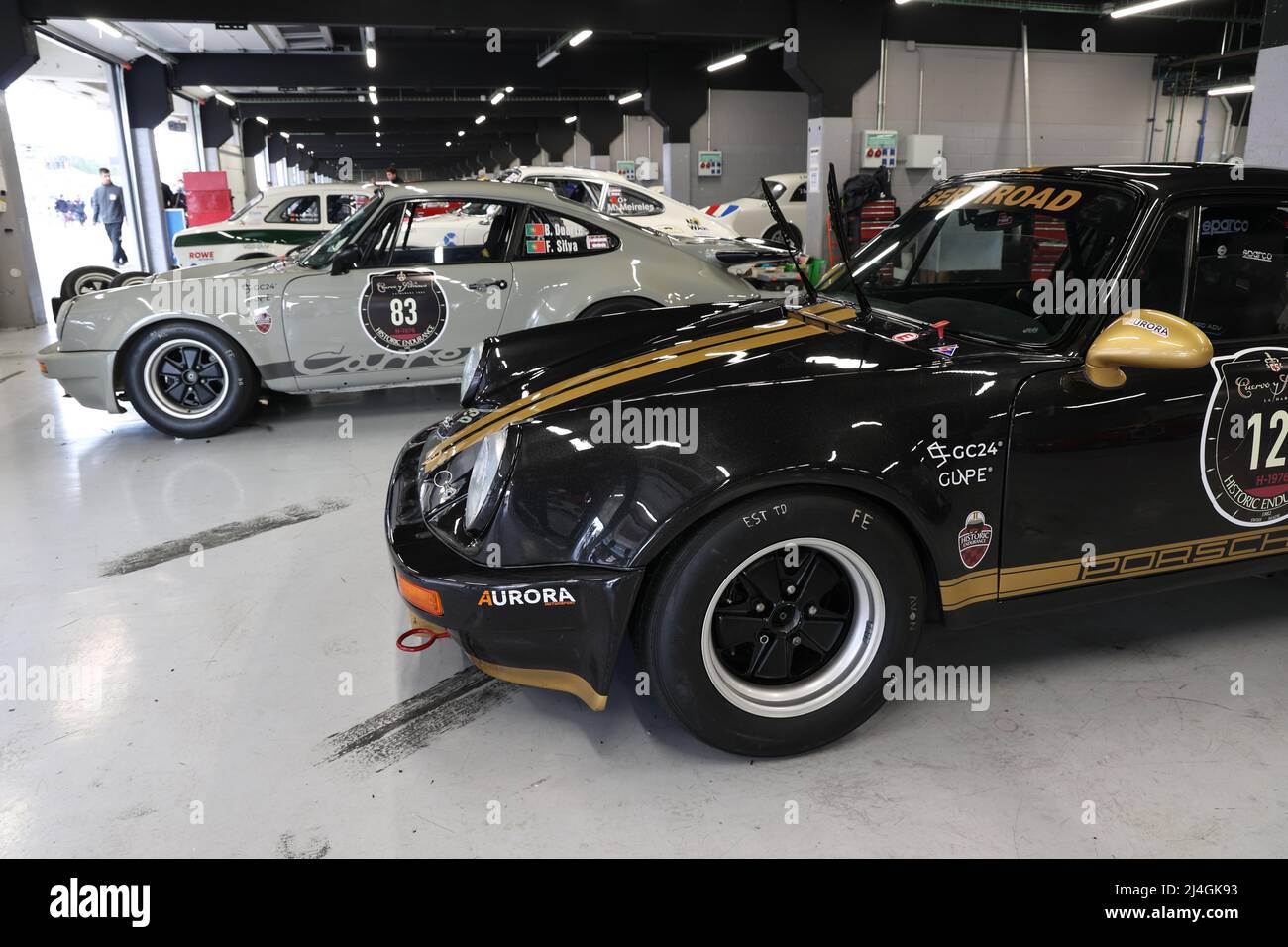 Porsche 911 auto da corsa storiche nel box garage prima del 2022 Masters Historic Racing al circuito di Catalogna, Barcellona, Spagna Foto Stock