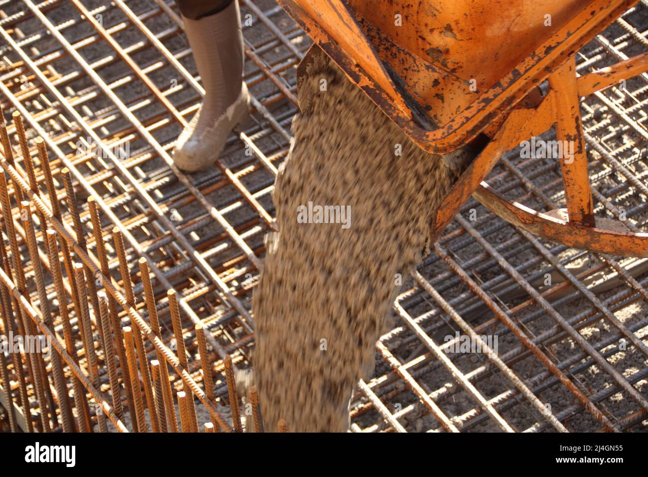 Riempire una fondazione con calcestruzzo attraverso un silo Foto Stock
