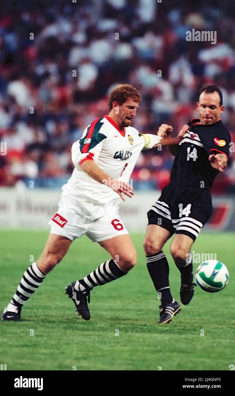 20 aprile 1996: Steve Rammel (14) batte Dan Calichman (6) durante la prima partita di calcio MLS al RFK Stadium, a Washington, DC, tra i Los Angle Foto Stock