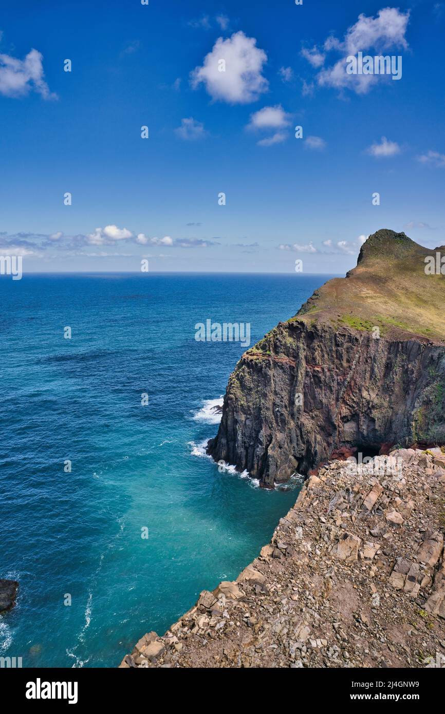 Ponta de Sao Lourenco, Madeira, Portogallo. Splendida vista panoramica sulle montagne del paesaggio verde, delle scogliere e dell'Oceano Atlantico. Escursioni giorno attivo fresco estate s. Foto Stock
