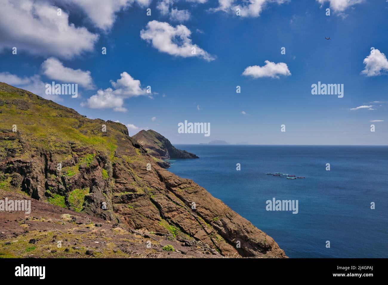 Ponta de Sao Lourenco, Madeira, Portogallo. Splendida vista panoramica sulle montagne del paesaggio verde, delle scogliere e dell'Oceano Atlantico. Escursioni giorno attivo fresco estate s. Foto Stock