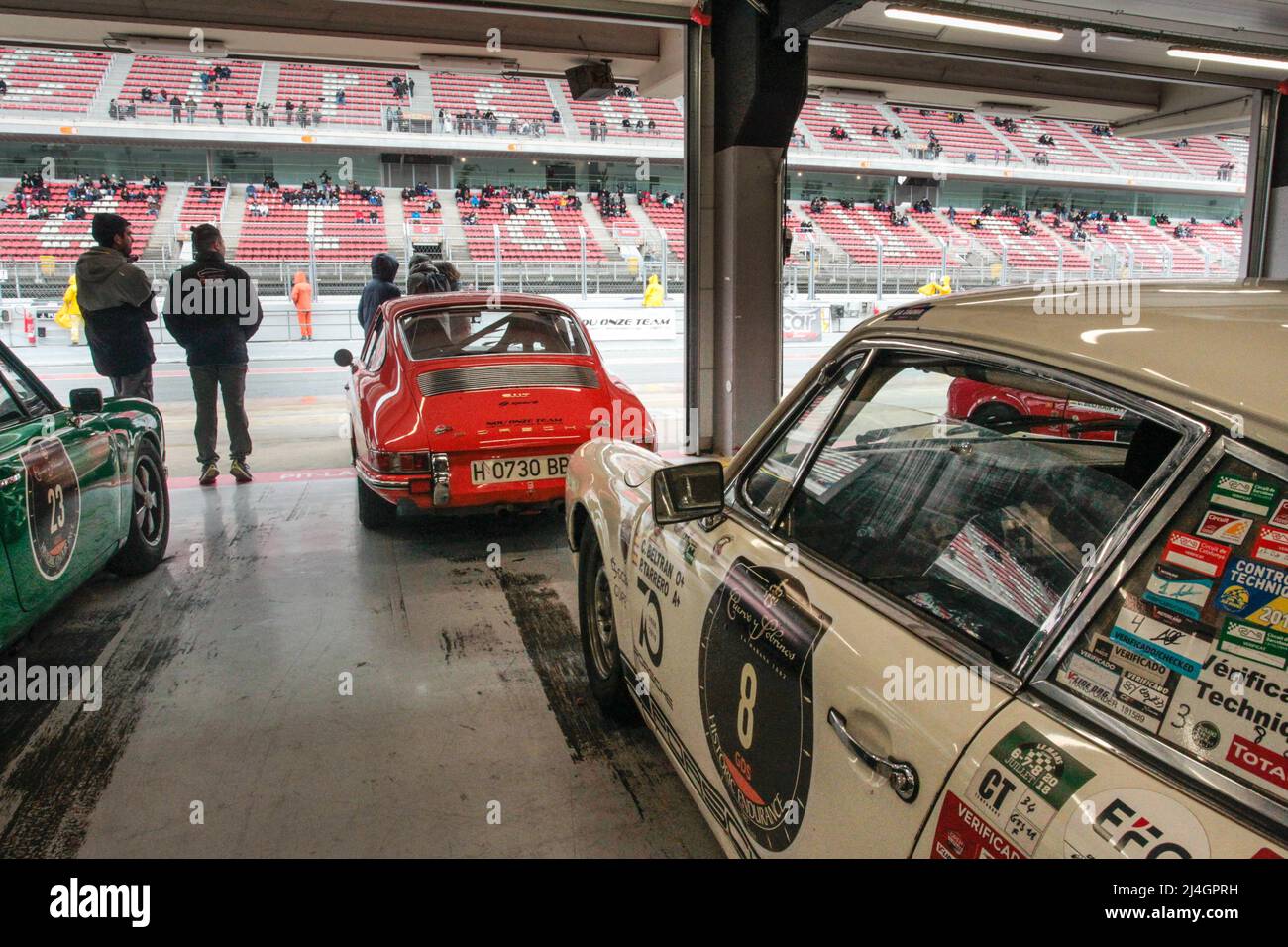 1971 Porsche 911 SWB vetture classiche nel box garage prima di correre al Masters Historic Racing 2022 al circuito di Catalogna, Barcellona, Spagna Foto Stock