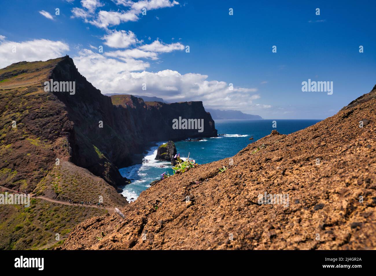 Ponta de Sao Lourenco, Madeira, Portogallo. Splendida vista panoramica sulle montagne del paesaggio verde, delle scogliere e dell'Oceano Atlantico. Escursioni giorno attivo fresco estate s. Foto Stock