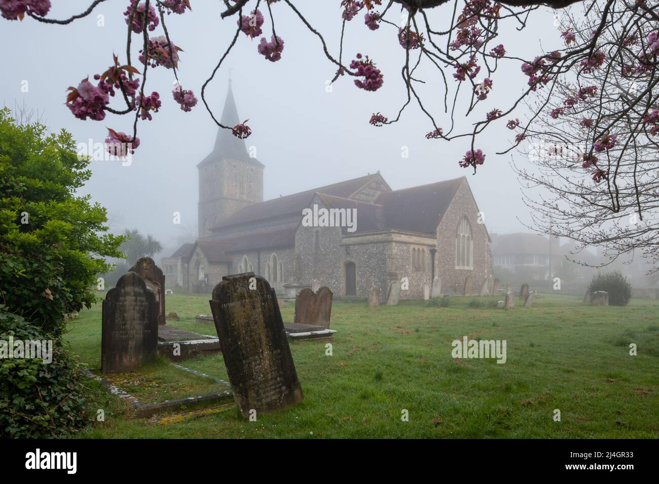 Mattina di primavera con nebbia nella chiesa di San Michele a Southwick, West Sussex, Inghilterra. Foto Stock