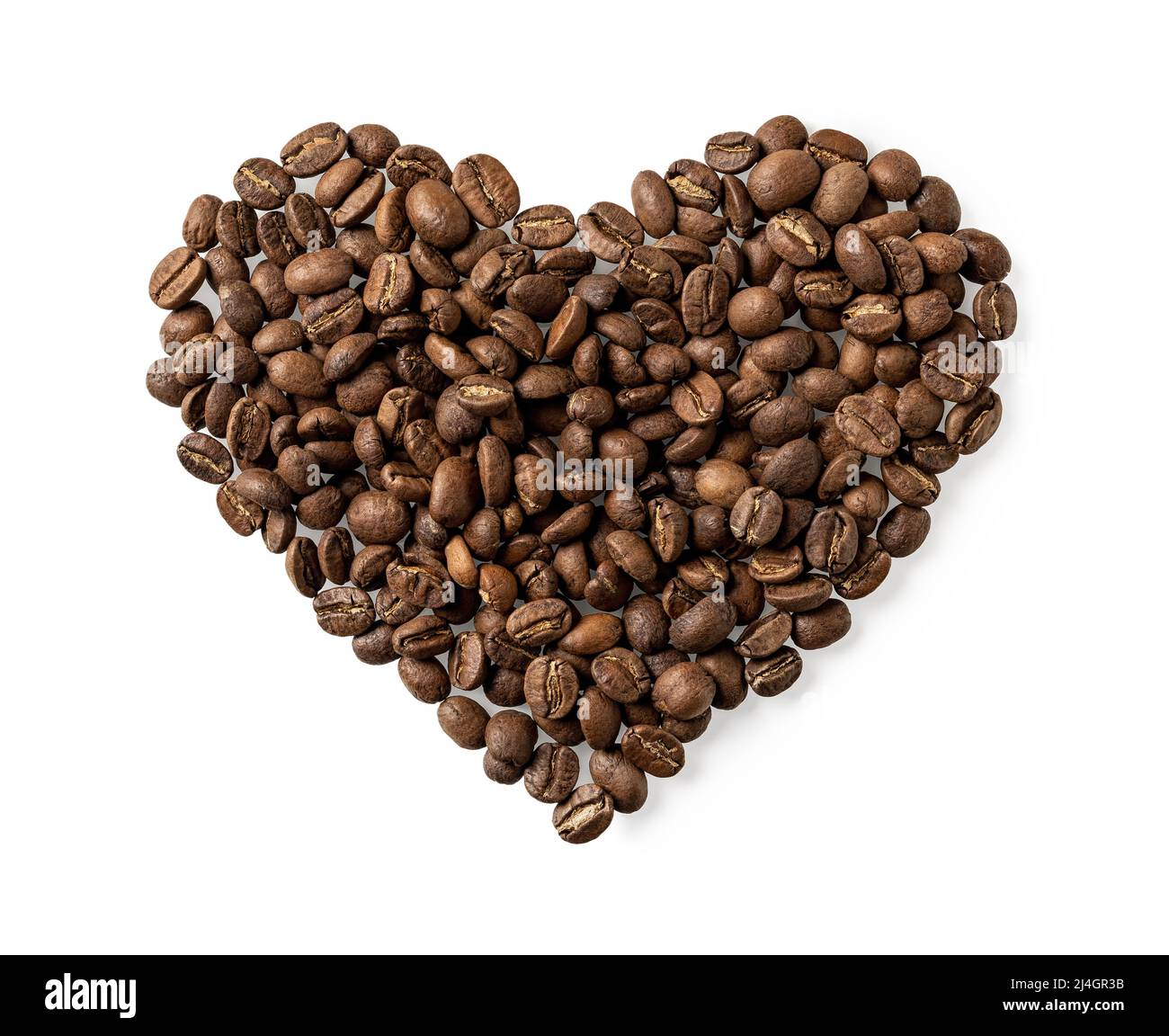 Chicchi di caffè biologici a forma di cuore isolati su sfondo bianco. Cuore fatto di chicchi di caffè tostati interi. Adoro il concetto di caffè. Foto Stock