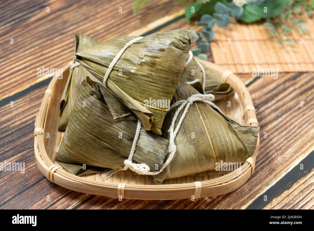 Gnocchi di riso è un piatto di riso cinese tradizionale fatto di riso glutinoso e avvolto in foglie di bambù, Dragon Boat Festival sta facendo e mangiando zongzi Foto Stock