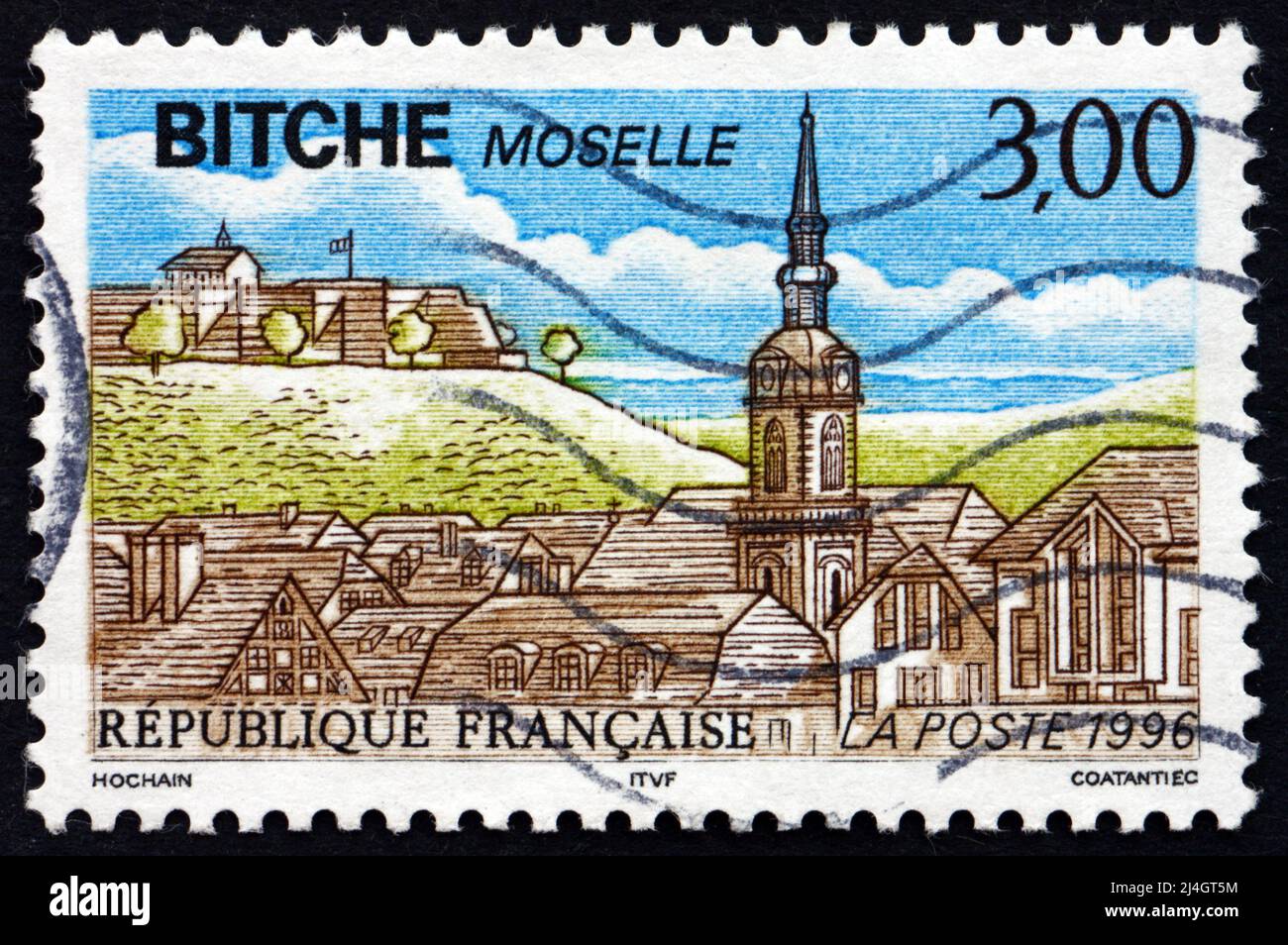 FRANCIA - CIRCA 1990: Un francobollo stampato in Francia mostra la vista di Bitche, comune nel dipartimento Mosella della Regione Lorena, circa 1990 Foto Stock