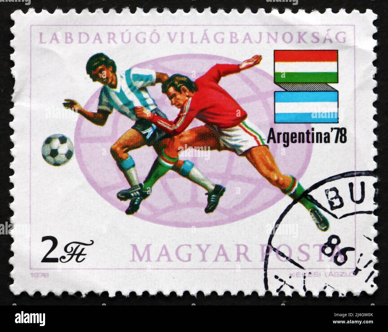 UNGHERIA - CIRCA 1978: Un timbro stampato in Ungheria mostra giocatori di calcio, bandiere di Argentina e Ungheria, Argentina 78, Coppa del mondo di calcio campione 11th Foto Stock