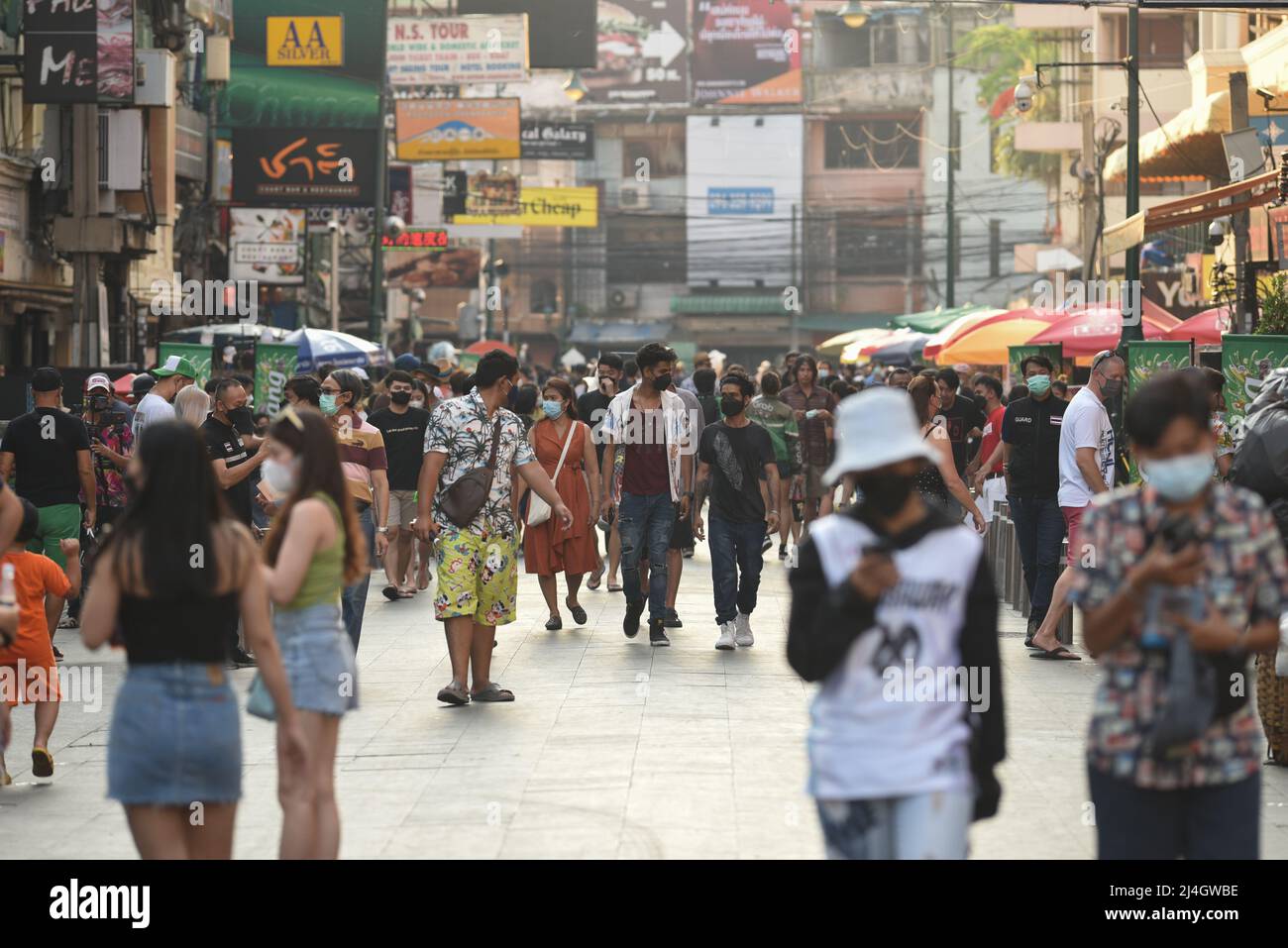 Bangkok, Tailandia. 14th Apr 2022. Songkran Festival atmosfera a Khao San Road, Bangkok, un punto di riferimento turistico deve viaggiare per giocare spruzzi d'acqua in questo luogo, ma quest'anno, Thailandia ci sono ancora problemi con la diffusione di COVID-19. Il governo ha ordinato di non spruzzare acqua nei luoghi pubblici. Durante il Songkran Festival 2022, nella zona, ci sono ufficiali al punto di pubblicizzare i turisti per capire le misure di salute pubblica. (Foto di Teera Noisakran/Pacific Press/Sipa USA) Credit: Sipa USA/Alamy Live News Foto Stock