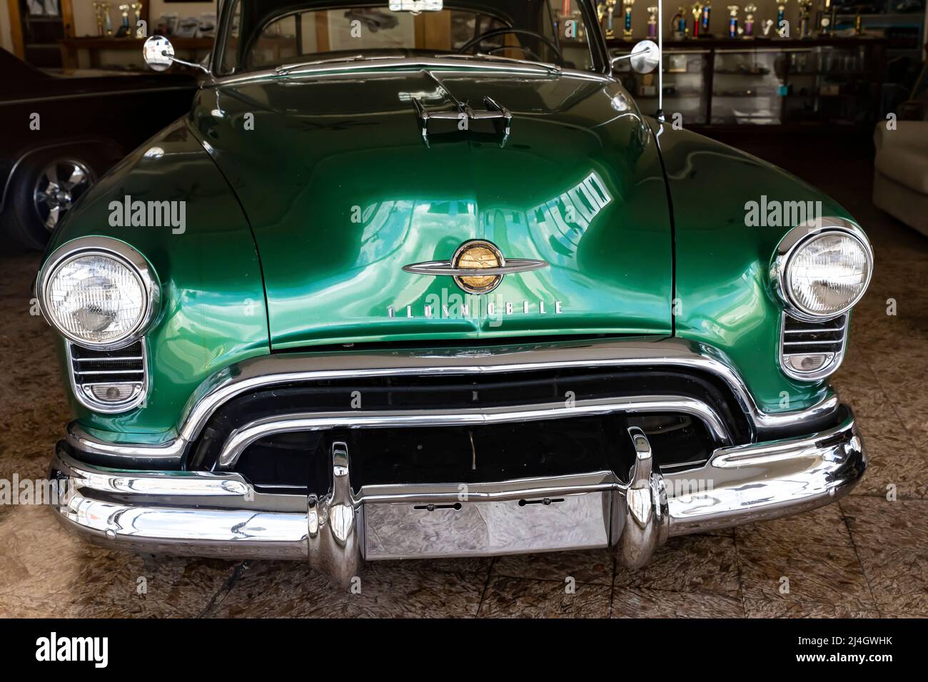 1949-1953 era Oldsmobile Rocket 88 all'interno di un vecchio showroom auto a Sheridan, Michigan, USA [No property release; editorial licensing only] Foto Stock