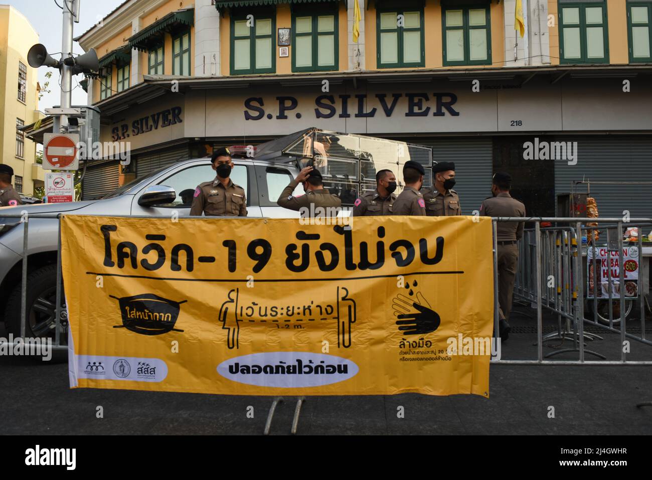 Bangkok, Tailandia. 14th Apr 2022. Songkran Festival atmosfera a Khao San Road, Bangkok, un punto di riferimento turistico deve viaggiare per giocare spruzzi d'acqua in questo luogo, ma quest'anno, Thailandia ci sono ancora problemi con la diffusione di COVID-19. Il governo ha ordinato di non spruzzare acqua nei luoghi pubblici. Durante il Songkran Festival 2022, nella zona, ci sono ufficiali al punto di pubblicizzare i turisti per capire le misure di salute pubblica. (Foto di Teera Noisakran/Pacific Press/Sipa USA) Credit: Sipa USA/Alamy Live News Foto Stock