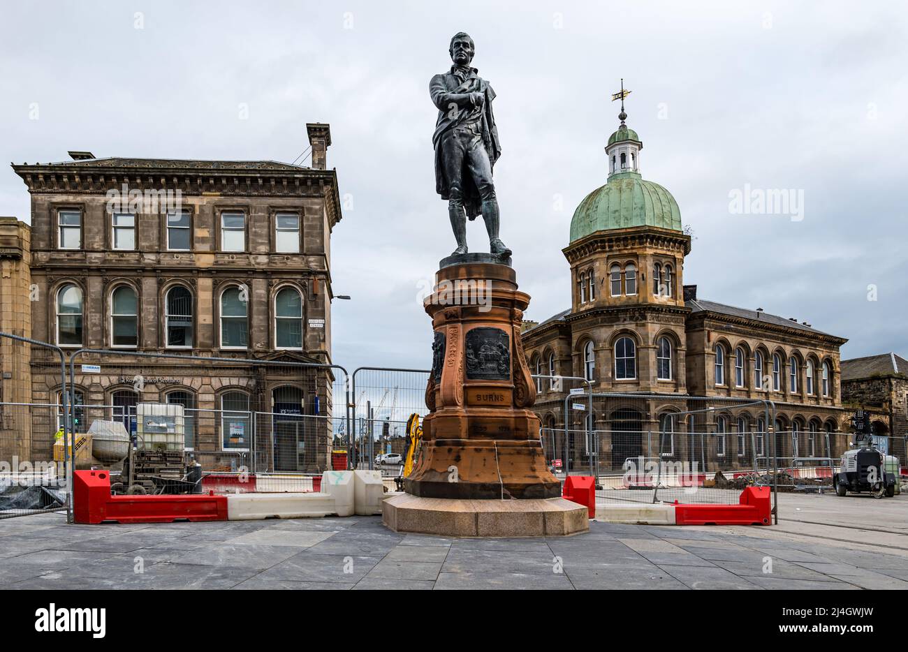 Statua di Robert Burns durante il lavoro di costrizione della linea del tram, Bernard Street, Leith, Edimburgo, Scozia, REGNO UNITO Foto Stock