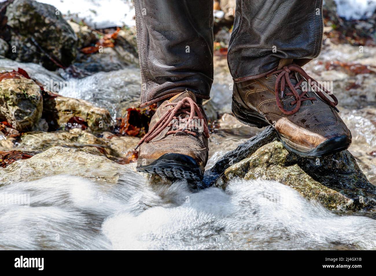 Gli scarponi da trekking troveranno il loro uso su escursioni basse montagne e tour attraverso terreni accidentati. Con le scarpe giuste non è un problema attraversare un monte selvaggio Foto Stock