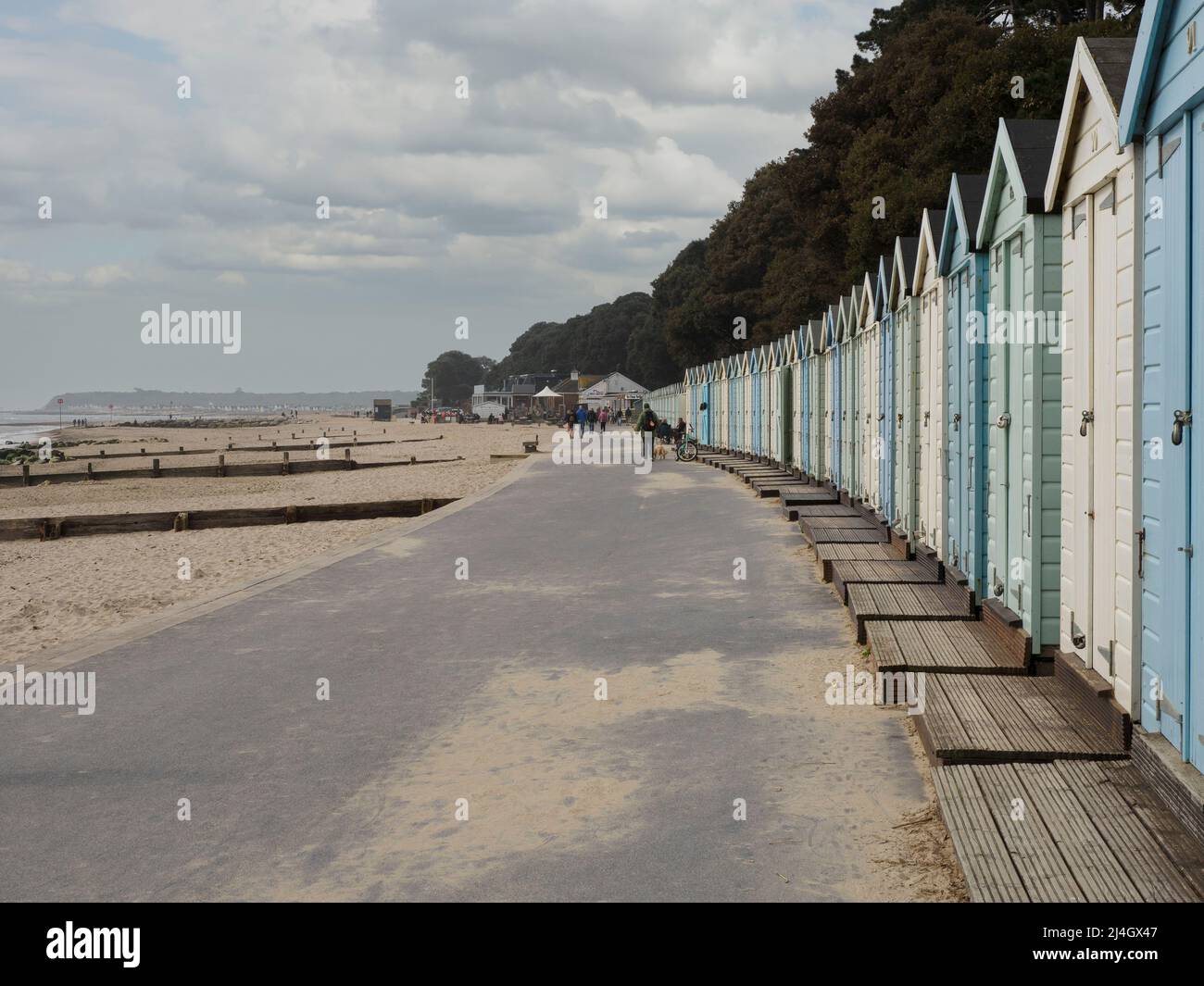 Vista lungo Avon Beach da Friars Cliff verso Mudeford Quay, Christchurch, Dorset, Regno Unito Foto Stock
