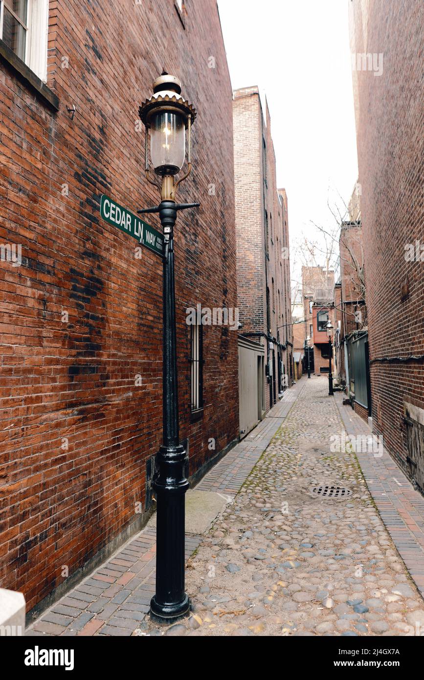 Beacon Hill, Boston Massachusetts, Cedar Lane Way, cartello vittoriano in un vicolo di mattoni Foto Stock Beacon Hill, Boston Massachusetts, Cedar Lane Way, cartello vittoriano in un vicolo di mattoni Foto Stock