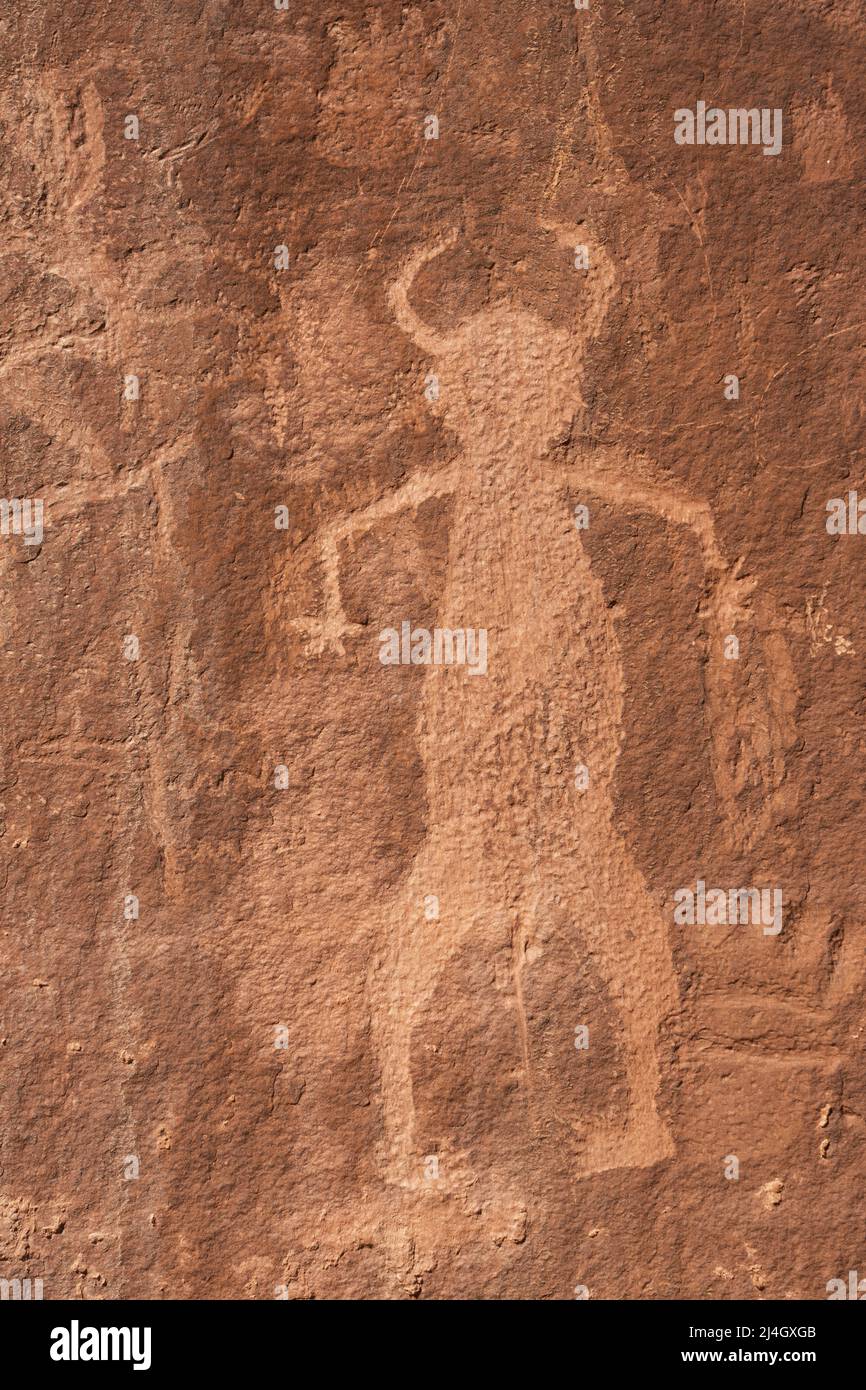 Arte rupestre di Petroglyph sulle scogliere di arenaria vicino a Neon Canyon, Glen Canyon National Recreation Area, Garfield County, Utah, USA Foto Stock