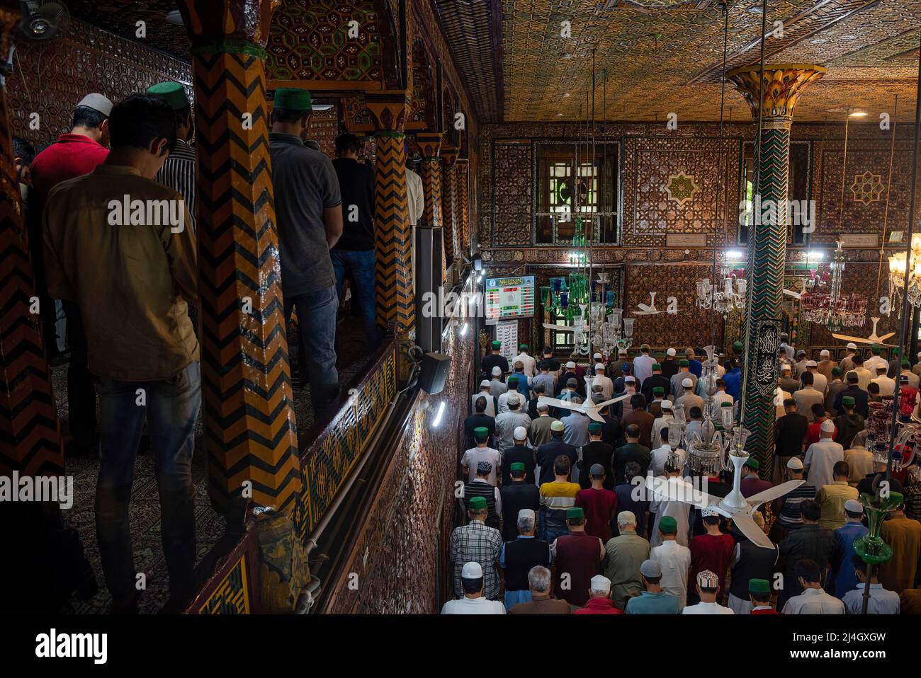 I musulmani offrono le preghiere del venerdì all'interno di un santuario durante il Ramadan. Il Ramadan, il mese più sacro dell'Islam, è un periodo di intensa preghiera, digiuno dall'alba al tramonto e feste notturne. Foto Stock