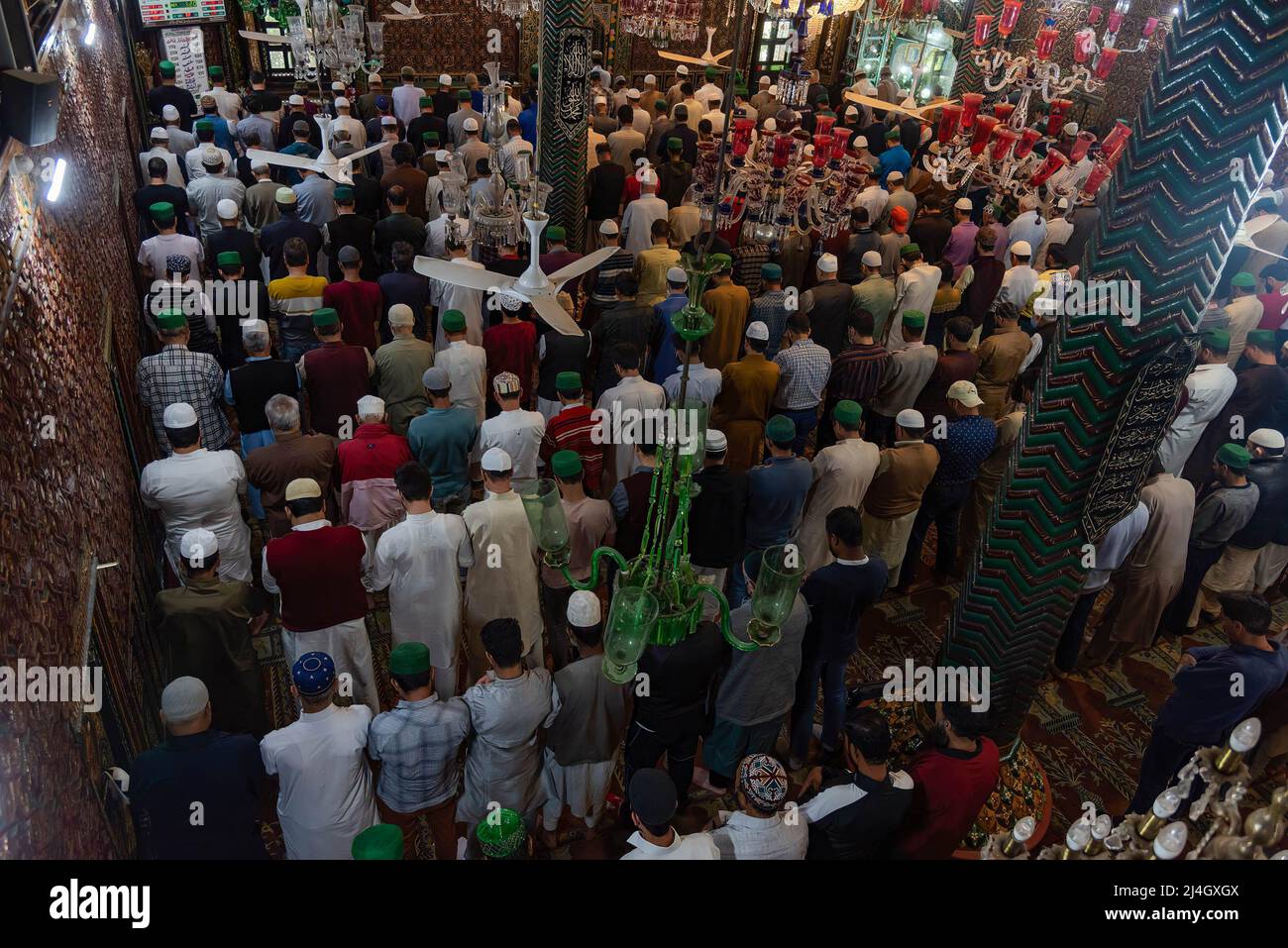 I musulmani offrono le preghiere del venerdì all'interno di un santuario durante il Ramadan. Il Ramadan, il mese più sacro dell'Islam, è un periodo di intensa preghiera, digiuno dall'alba al tramonto e feste notturne. Foto Stock