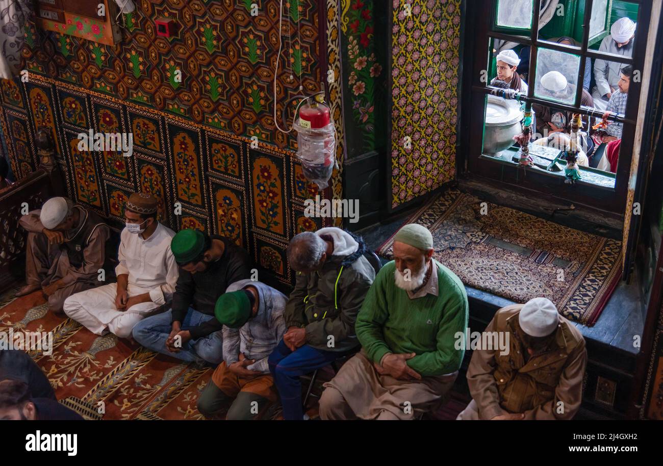 I musulmani offrono le preghiere del venerdì all'interno di un santuario durante il Ramadan. Il Ramadan, il mese più sacro dell'Islam, è un periodo di intensa preghiera, digiuno dall'alba al tramonto e feste notturne. Foto Stock