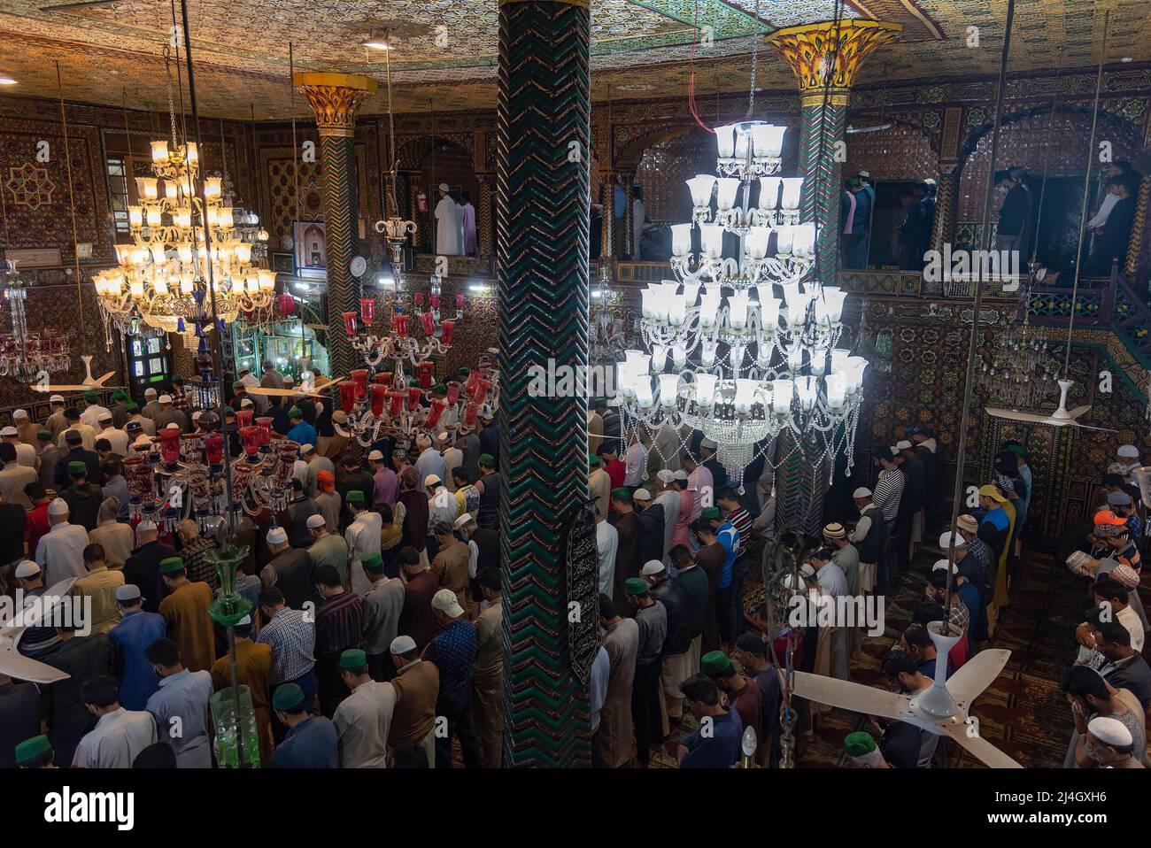 I musulmani offrono le preghiere del venerdì all'interno di un santuario durante il Ramadan. Il Ramadan, il mese più sacro dell'Islam, è un periodo di intensa preghiera, digiuno dall'alba al tramonto e feste notturne. Foto Stock