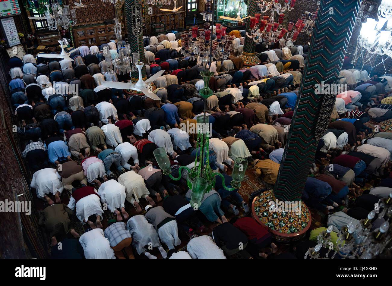 I musulmani offrono le preghiere del venerdì all'interno di un santuario durante il Ramadan. Il Ramadan, il mese più sacro dell'Islam, è un periodo di intensa preghiera, digiuno dall'alba al tramonto e feste notturne. Foto Stock
