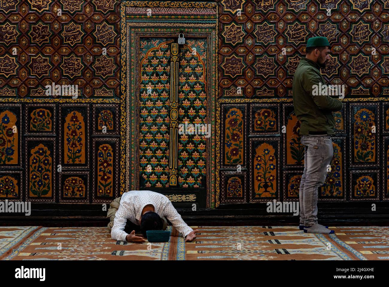 I musulmani offrono le preghiere del venerdì all'interno di un santuario durante il Ramadan. Il Ramadan, il mese più sacro dell'Islam, è un periodo di intensa preghiera, digiuno dall'alba al tramonto e feste notturne. Foto Stock