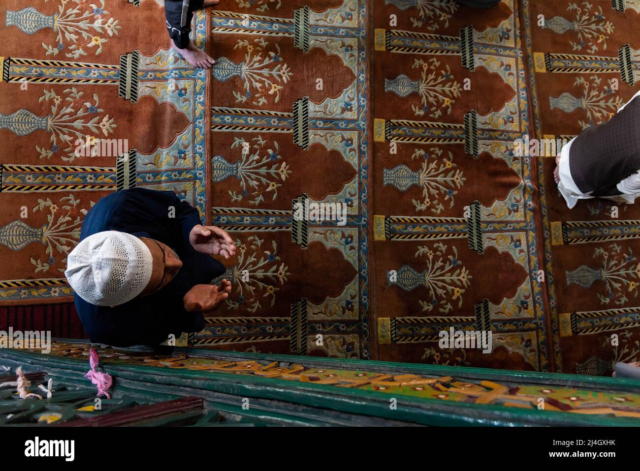 Un uomo musulmano offre le preghiere del venerdì all'interno di un Santuario durante il Ramadan. Il Ramadan, il mese più sacro dell'Islam, è un periodo di intensa preghiera, digiuno dall'alba al tramonto e feste notturne. Foto Stock