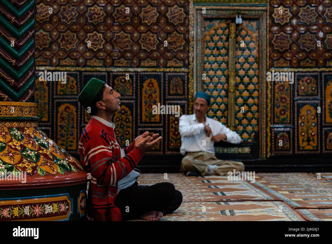 Un uomo musulmano offre le preghiere del venerdì all'interno di un Santuario durante il Ramadan. Il Ramadan, il mese più sacro dell'Islam, è un periodo di intensa preghiera, digiuno dall'alba al tramonto e feste notturne. Foto Stock