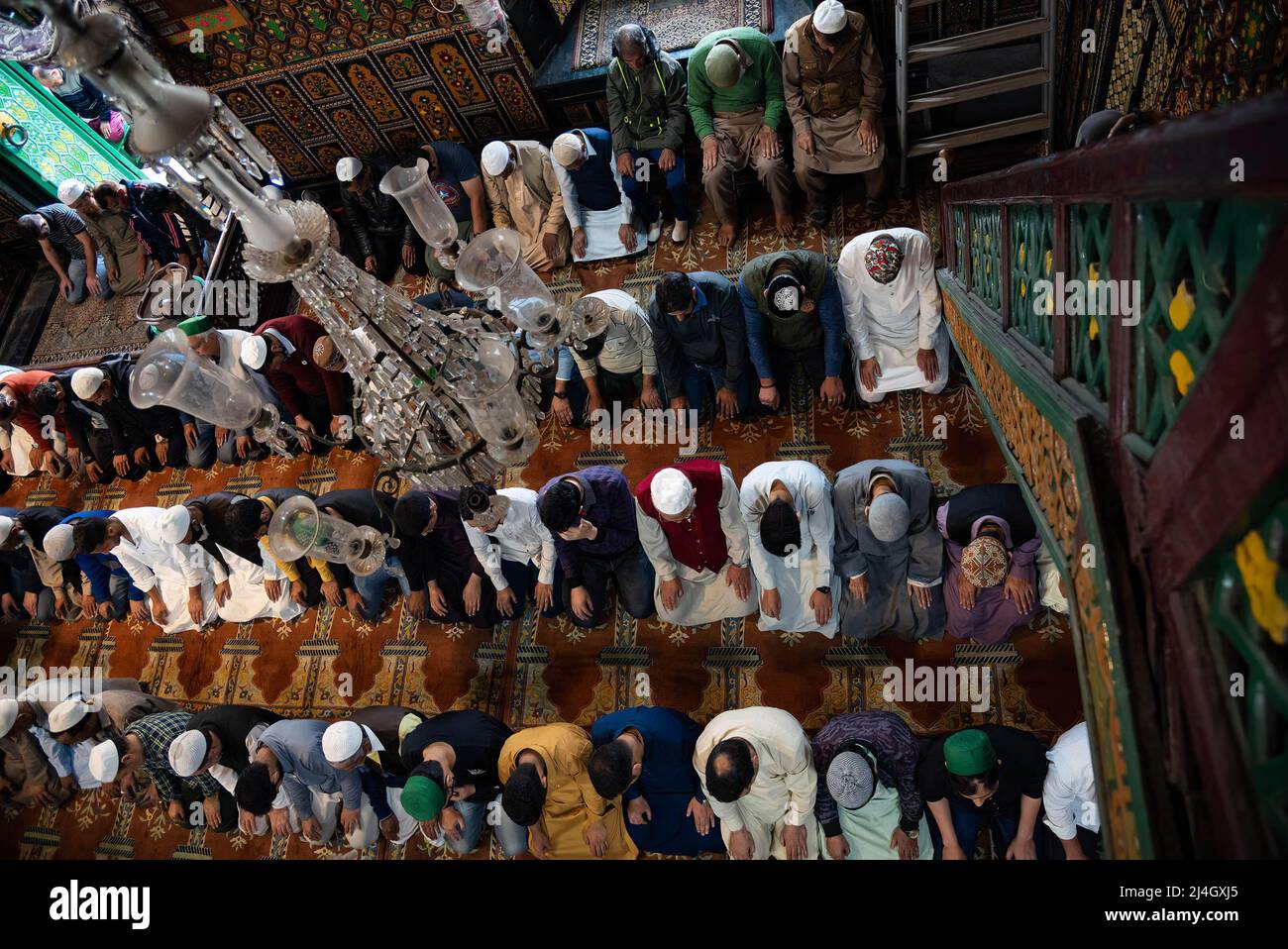 I musulmani offrono le preghiere del venerdì all'interno di un santuario durante il Ramadan. Il Ramadan, il mese più sacro dell'Islam, è un periodo di intensa preghiera, digiuno dall'alba al tramonto e feste notturne. Foto Stock