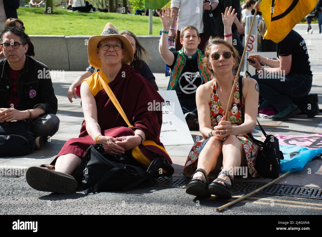 Shell HQ, Londra, Regno Unito. 15 aprile 2022. Trafalgar Square march to Shell, Christian Climate Action, protesta sitin fuori dal quartier generale della Shell, in effetti Christian è il più grande investimento in combustibili fossili. Estinzione ribellione che chiede alla Shell di fermare completamente il combustibile fossile. Credit: Picture Capital/Alamy Live News Foto Stock