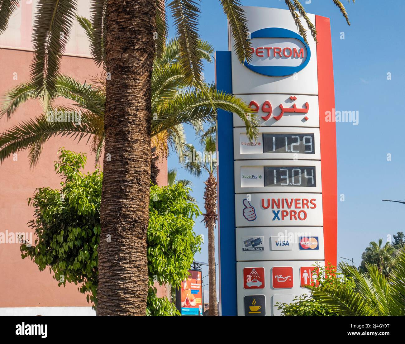 Distributore di benzina PETROM. Prezzi benzina. Marocco, Marrakech Foto Stock