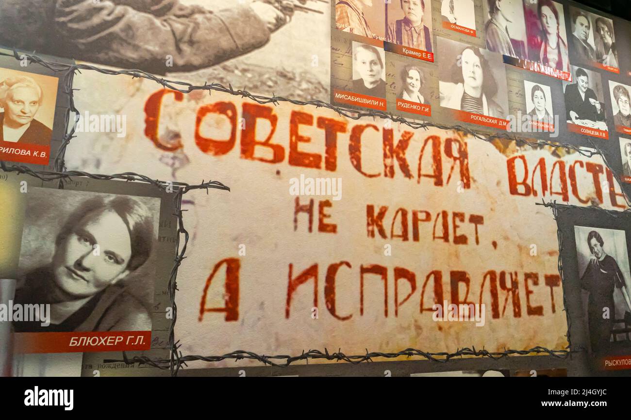 Slogan motto 'il potere di Soviet non punisce ma corregge (fix) ' nel Museo di KarLag, Kazakhstan Foto Stock