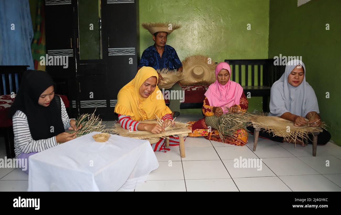 La gente indonesiana sta facendo l'arte del bambù Foto Stock