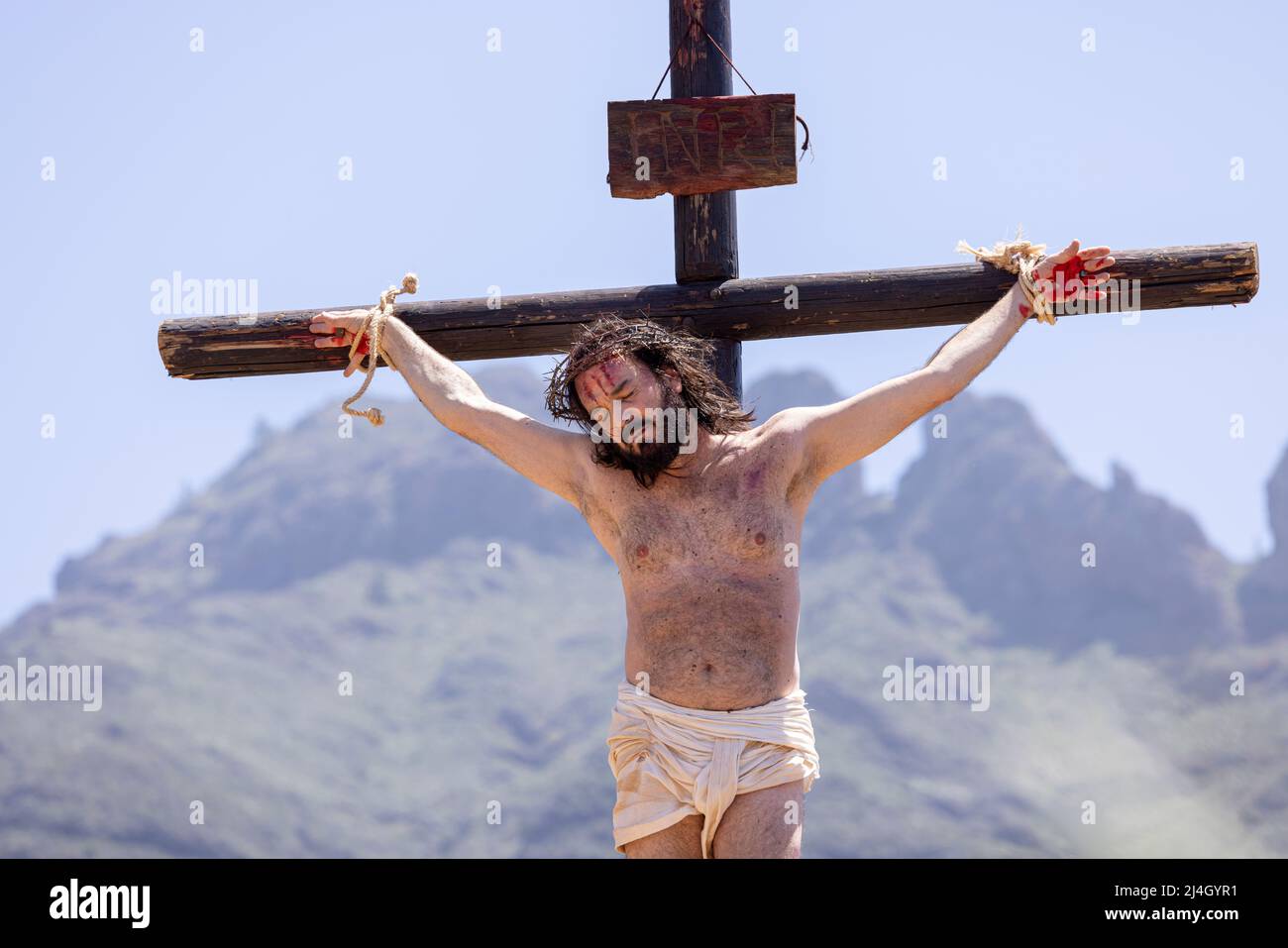 Adeje, Tenerife, Isole Canarie, Spagna. 15th Apr 2022. La rappresentazione della Passione del Venerdì Santo ritorna ad Adeje dopo due anni di non avvenimento a causa della pandemia del Covid 19. Lo spettacolo è trasmesso in diretta a tutta la Spagna e quest'anno per la prima volta ha coinvolto un film che racconta la storia della prima parte seguita dall'atto finale della crocifissione tenuto in diretta in Plaza de España, Adeje. Foto Stock