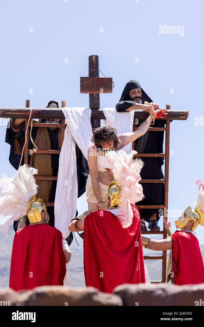 Adeje, Tenerife, Isole Canarie, Spagna. 15th Apr 2022. La rappresentazione della Passione del Venerdì Santo ritorna ad Adeje dopo due anni di non avvenimento a causa della pandemia del Covid 19. Lo spettacolo è trasmesso in diretta a tutta la Spagna e quest'anno per la prima volta ha coinvolto un film che racconta la storia della prima parte seguita dall'atto finale della crocifissione tenuto in diretta in Plaza de España, Adeje. Foto Stock