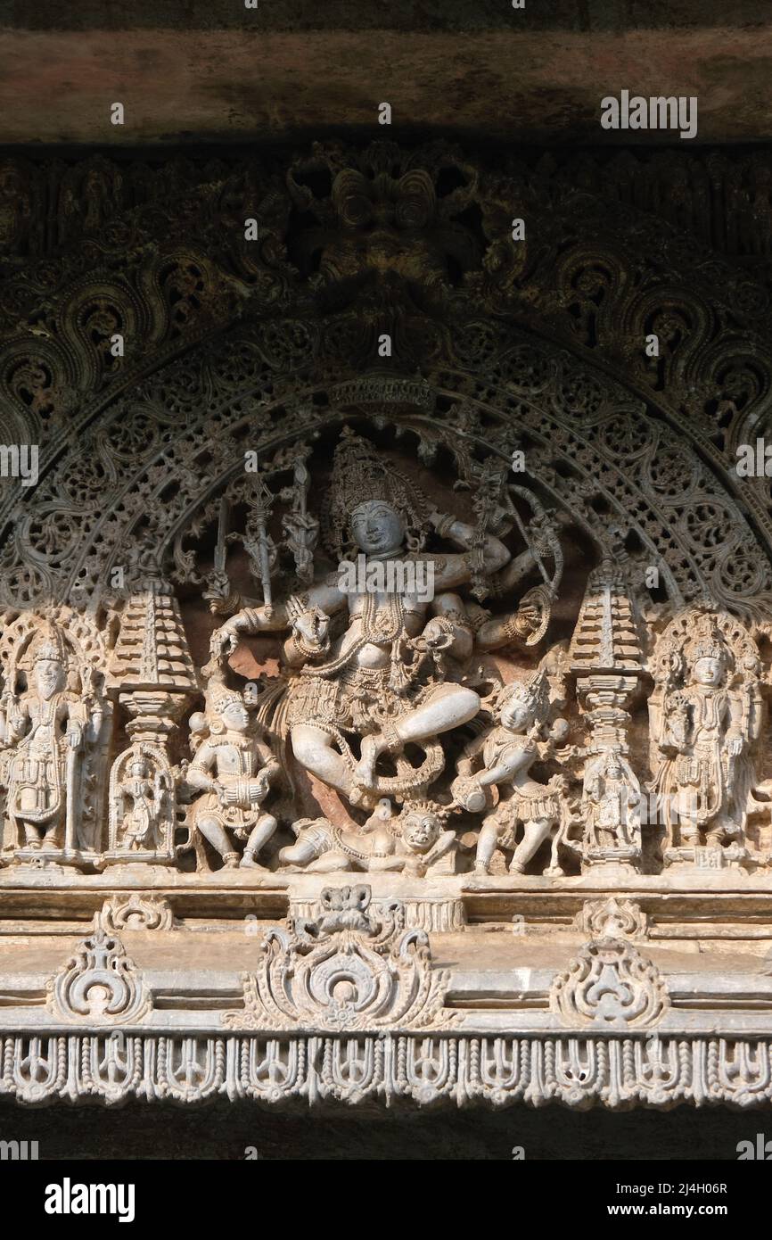 Hoysaleswara Tempio scultura lavoro Halebidu Karnataka India, 12th-secolo tempio indù dedicato a Shiva, è il più grande monumento in Halebidu, il Foto Stock