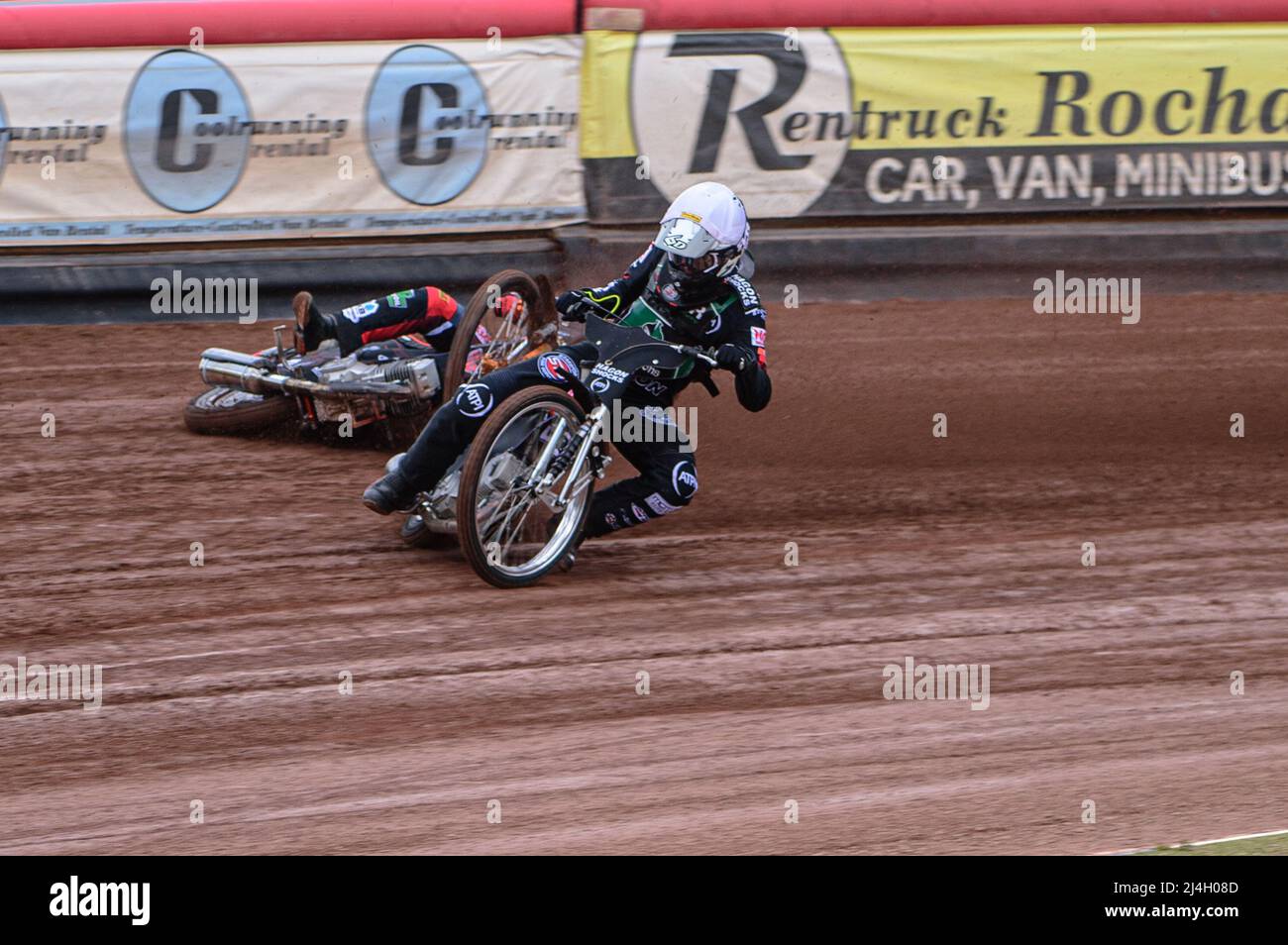 MANCHESTER, REGNO UNITO. APRILE 15th Jack Smith scivola nel calore di apertura dietro Dan Gilkes durante la partita della National Development League tra Belle Vue Colts e Plymouth Centurions al National Speedway Stadium di Manchester venerdì 15th aprile 2022. Credit: Ian Charles | MI News) Credit: MI News & Sport /Alamy Live News Foto Stock