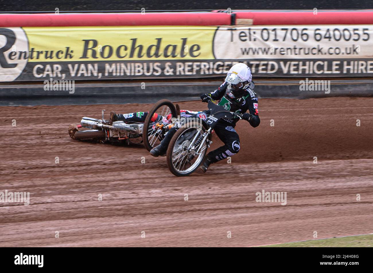 MANCHESTER, REGNO UNITO. APRILE 15th Jack Smith scivola nel calore di apertura dietro Dan Gilkes durante la partita della National Development League tra Belle Vue Colts e Plymouth Centurions al National Speedway Stadium di Manchester venerdì 15th aprile 2022. Credit: Ian Charles | MI News) Credit: MI News & Sport /Alamy Live News Foto Stock